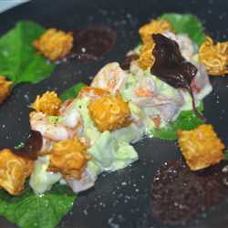 Salad Udang dan Alpukat dengan Indomie Croutons